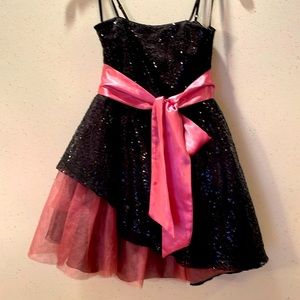 Beautiful black sparkling dress with the pink sachet for occasion.